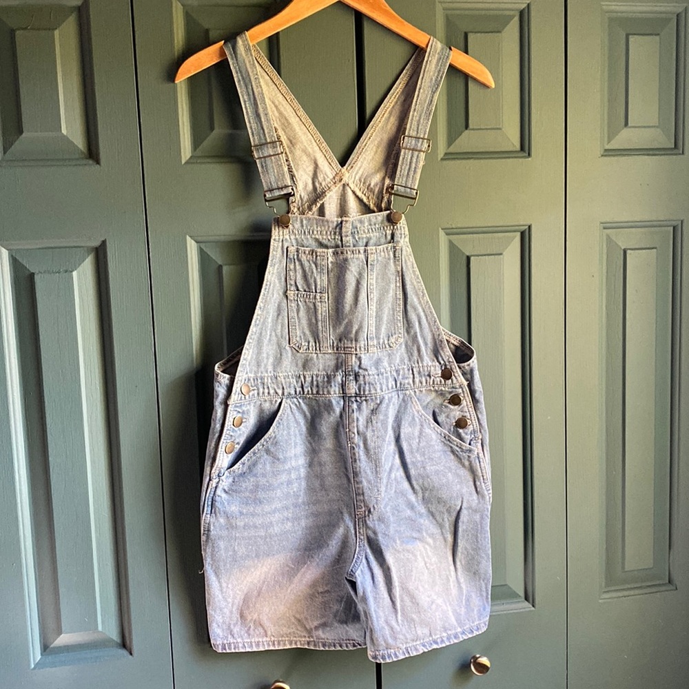 Cute denim overall shorts!